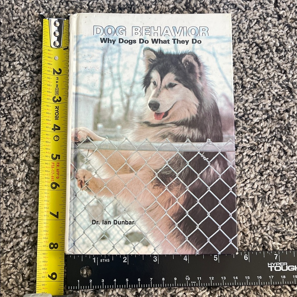 Book: Dog Behavior why dogs do what they do SEE FLAWS